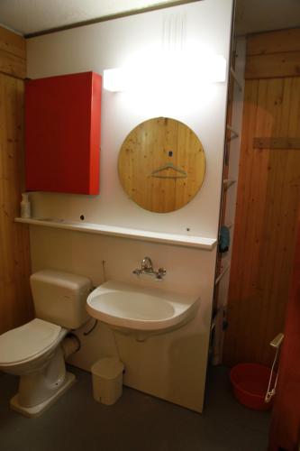 une salle de bain avec toilettes, lavabo et miroir dans l'établissement Cascade arcs 1600, à Arc 1600