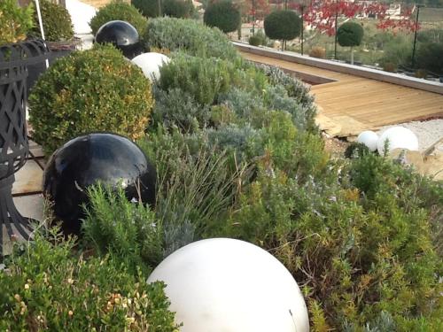 a garden with white balls in the grass at La Villa Blanche in Marseille