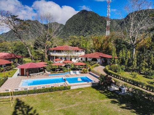 an aerial view of a house with a swimming pool at Hotel Valle Verde in Valle de Anton