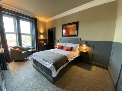 - une chambre avec un lit et une chaise dans l'établissement Irvine Guest House, à Irvine