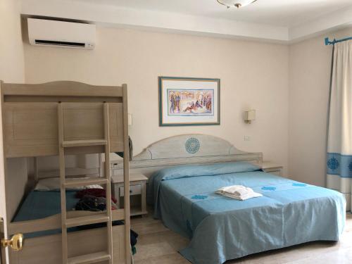 阿爾蓋羅的住宿－里維埃拉酒店，一间卧室设有两张双层床和梯子