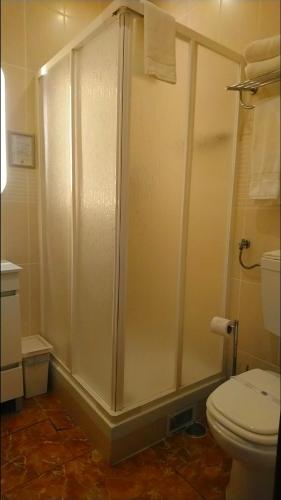 een badkamer met een douche en een toilet bij Casa Belmonte in Lissabon