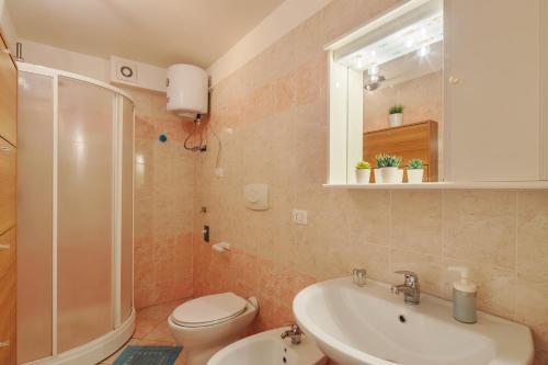 カーシナにあるRemaggi Navacchioのバスルーム(トイレ、洗面台、シャワー付)