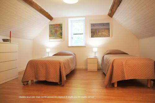 Zimmer mit 2 Betten im Dachgeschoss in der Unterkunft La Maison et son jardin sur le Canal de Bourgogne in Ravières