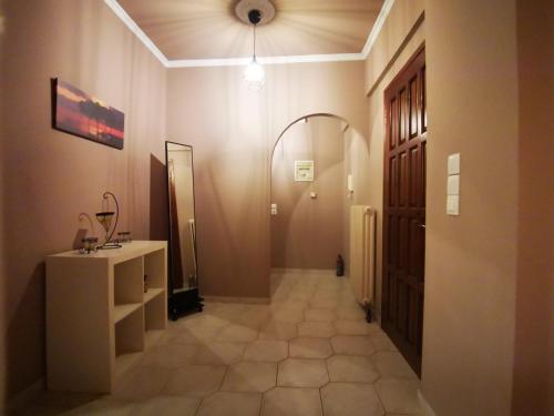 łazienka z umywalką, lustrem i drzwiami w obiekcie Monemvasia Lazarus Beach Apartment w mieście Monemwasia