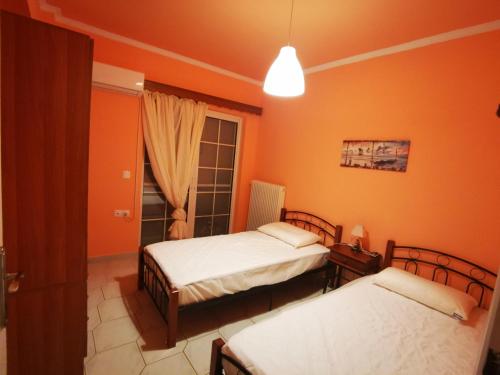 Ένα ή περισσότερα κρεβάτια σε δωμάτιο στο Monemvasia Lazarus Beach Apartment