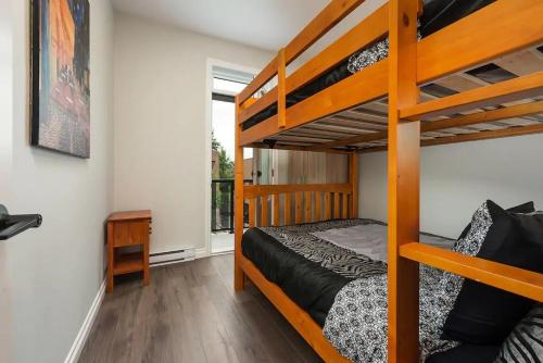 Двуетажно легло или двуетажни легла в стая в Spacious Townhouse with Rooftop Deck
