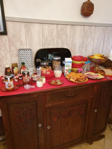 Una mesa con comida y velas encima. en A CASA DI L'ALIVU, en Patrimonio