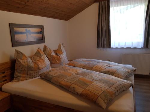 A bed or beds in a room at Ferienwohnung Bernsteiner