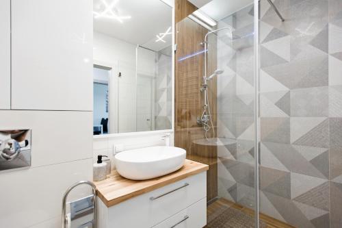 a bathroom with a sink and a shower at Apartament T.LOVE NOVA 2 in Szczecin