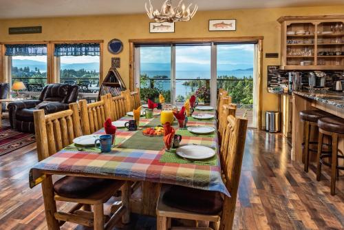 - une salle à manger avec une table et des enfants dans l'établissement Outlook Inn Bed and Breakfast, à Somers