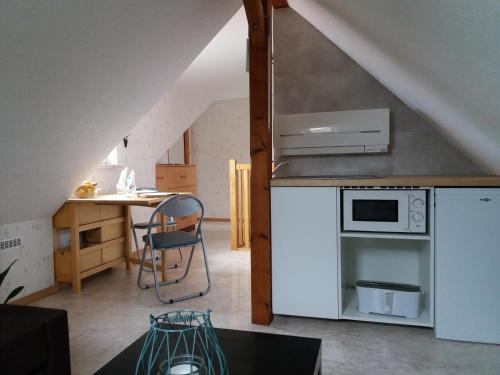 une cuisine avec un réfrigérateur blanc et une table dans l'établissement Logis 18 Rose, à Strasbourg