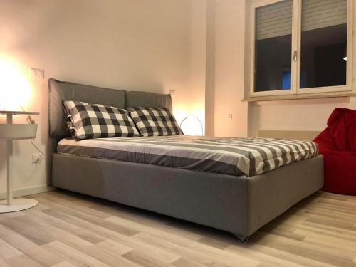 ein Schlafzimmer mit einem Bett mit zwei Kissen darauf in der Unterkunft Ca Re Vespucci in Pordenone