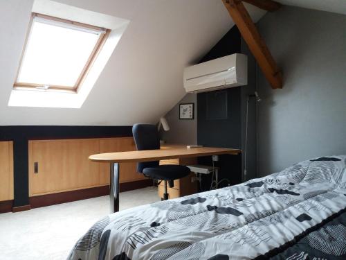une chambre avec un lit, un bureau et une fenêtre dans l'établissement Logis 18 Rose, à Strasbourg