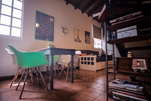 a room with a table and some chairs in it at Leónidas Design Loft in Mendoza