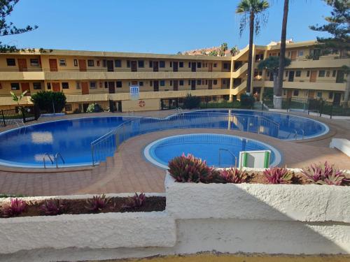 The swimming pool at or close to Apartamento Torres del Sol