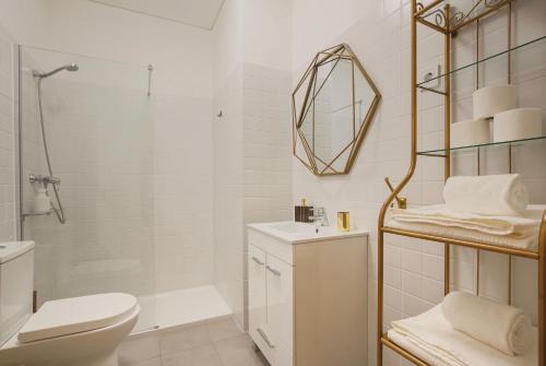 Ένα μπάνιο στο Esmeralda Luxury Apartment