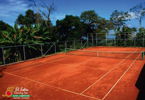 Tenis a/nebo squash v ubytování El Edén Country hotel y Club Residencial nebo okolí