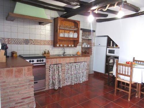 cocina con fregadero y fogones horno superior en Casa Rural Dolores, en Cuevas del Becerro