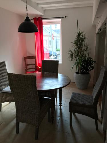 une salle à manger avec une table et des chaises et une fenêtre dans l'établissement Chez leo, à Marboué