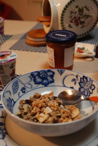 una ciotola di cibo su un tavolo con un cucchiaio di B&B Ca'rina a Rovereto