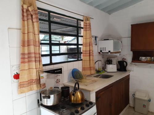 a small kitchen with a stove and a window at Dimensión Desconocida in Piriápolis