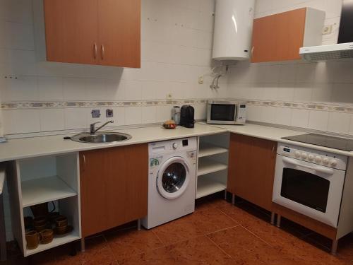 a kitchen with a washing machine and a dishwasher at Apartamento CabezoDoce in Calahorra