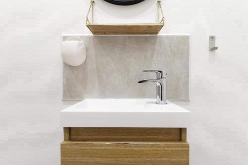 ル・アーヴルにあるL’atelier de Loaneのバスルーム(洗面台、壁掛け時計付)