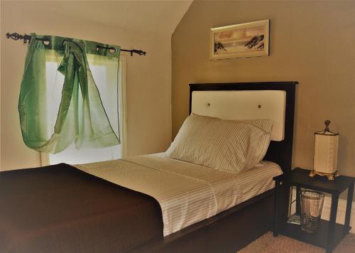 1 dormitorio con cama y ventana en City Pads, en Grand Forks