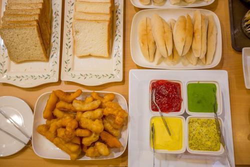 黎府黎府村酒店的一张木桌,上面放着食物托盘