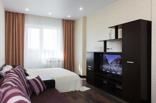 ノヴォシビルスクにあるApartment Antonina near by Marriott hotelのベッドルーム(ベッド1台、薄型テレビ付)