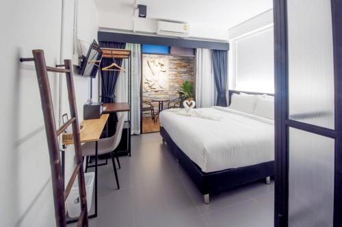 Llit o llits en una habitació de Sathu Hotel