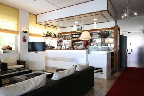The lounge or bar area at Hotel Roby