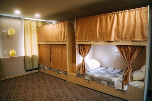 um quarto com 2 beliches num quarto em Good Hostel em Vladivostok