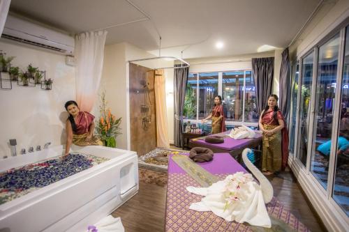 três mulheres num quarto com camas em Anchan Hotel & Spa em Hua Hin