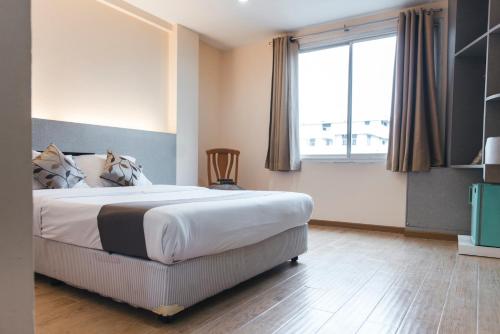 Una cama o camas en una habitación de K.S.Pavilion Hotel