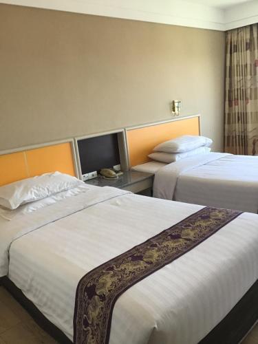 Una cama o camas en una habitación de Tonkoon Hotel