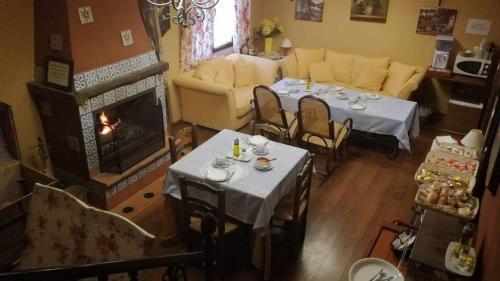 SabioteにあるAlojamiento Rural La Fabricaのリビングルーム(テーブル2台、暖炉付)