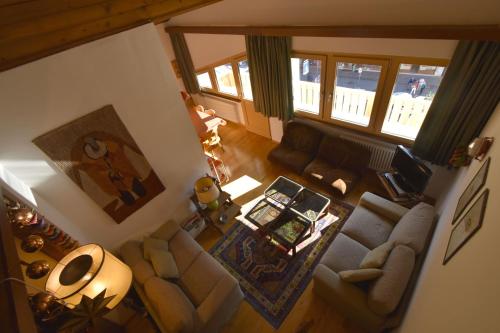 an overhead view of a living room with couches at EMERALD CENTRALE in Madonna di Campiglio