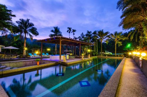 Swimming pool sa o malapit sa Butchard Villas