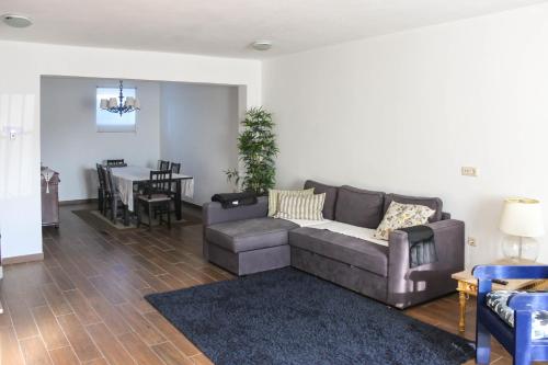 a living room with a couch and a table at Casa das Indrineiras in Mogadouro
