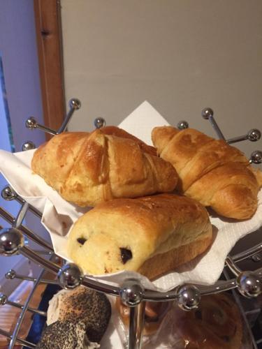 un montón de croissants sentados en un estante en Applegrove B&B, en Boat of Garten