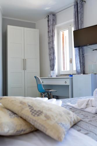a bedroom with a bed with a desk and a chair at 100 passi dal mare in Agropoli