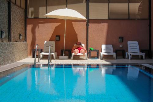 Bazén v ubytování Almond Hotel Apartments nebo v jeho okolí