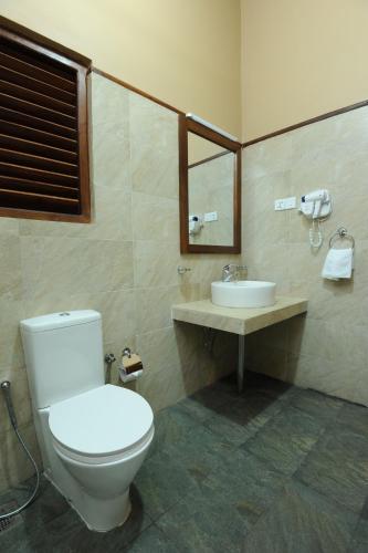 カルピティヤにあるMelheim Beach Kalpitiyaのトイレと洗面台付きのバスルーム