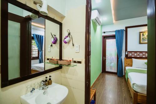 Ванная комната в Tue Tam Garden Villa