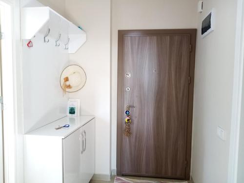 uma porta castanha num quarto branco com um balcão em YAZDUF Aile Konuk Evleri - Yazlık, Villa, Altınoluk, Akçay, Kaz Dağları em Balıkesir