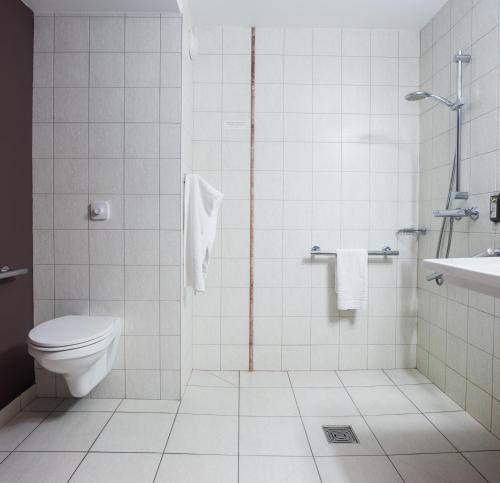 La salle de bains est pourvue de toilettes et d'un lavabo. dans l'établissement Logis Hostellerie D'Aussois, à Semur-en-Auxois