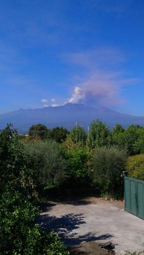 a view of a mountain in the distance at B&B CasaNera in Riposto