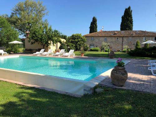 una piscina di fronte a una casa di Casa Toscana Mugello a Barberino di Mugello